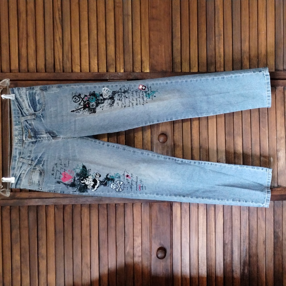 Distressed Graphic Jeans